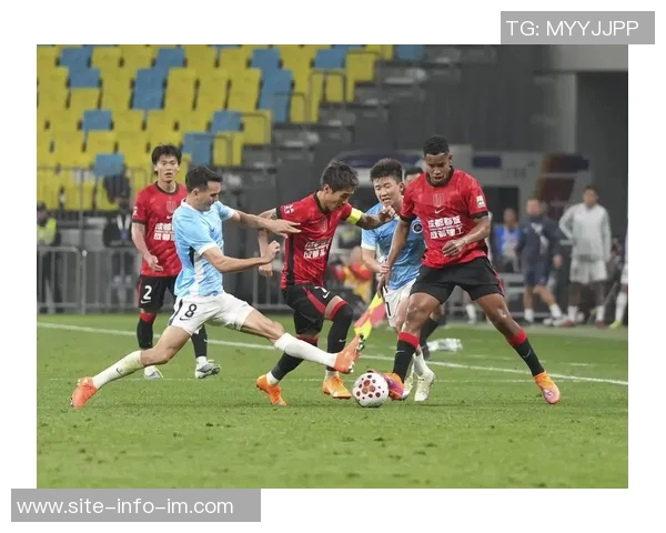 亚历斯祖告别上海海港正式加盟成都蓉城开启新征程